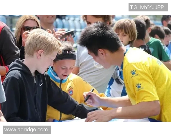 揭秘足球明星私照图背后的故事与生活点滴 揭秘足球明星私照图背后的故事与生活点滴